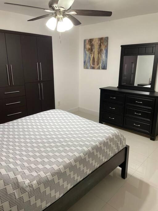 Modern 3-Bedroom W/ Backyard Miami Luaran gambar